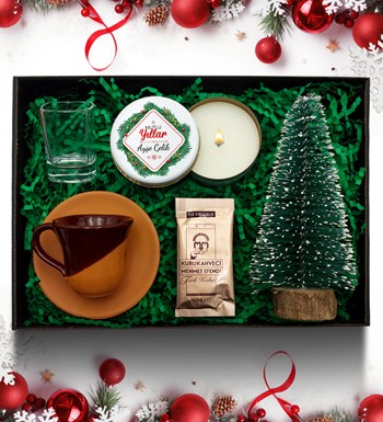 Lilyana Flowers - Yılbaşı Temalı Kişiye Özel Beyaz Metal Mum & Mini Çam Ağacı & Sırlı Çömlek Fincan & Kahve Yanı Su Bardağı & Türk Kahvesi Hediye Seti