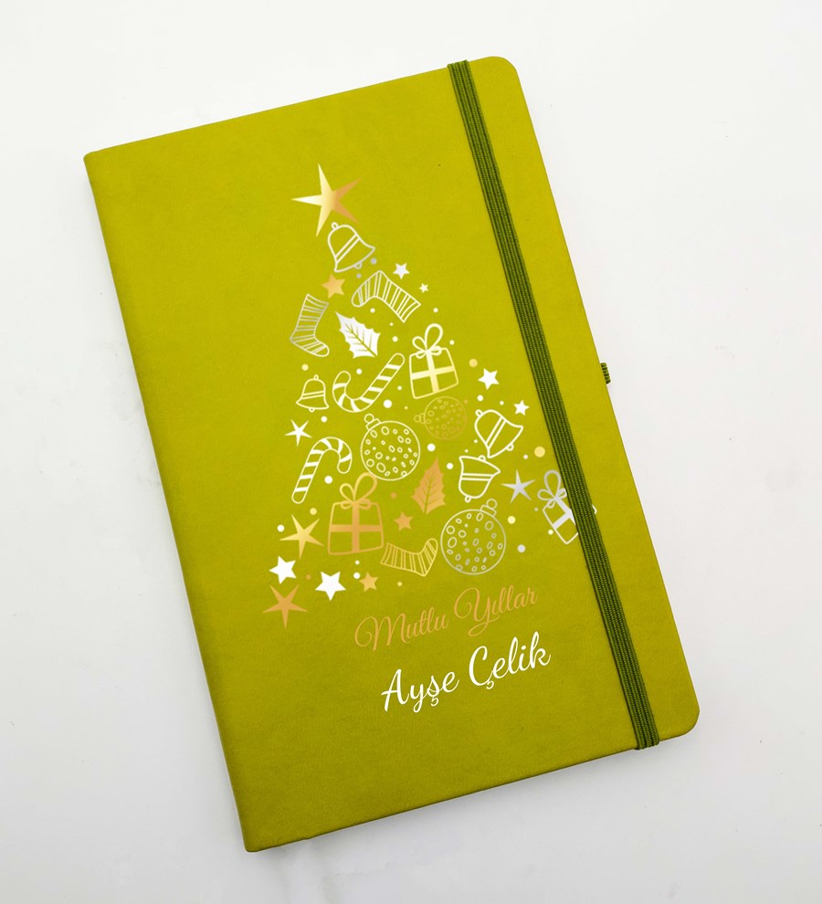 Kasa İçerisinde Çam Ağacı & Kişiye Özel Yeşil Defter & Yeşil Tükenmez Kalem Hediye Seti