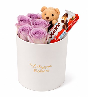 Lilyana Flowers - Yuvarlak Beyaz Kutuda Ayıcıklı Çikolatalı Lila Gül