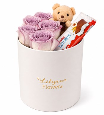 Lilyana Flowers - Yuvarlak Beyaz Kutuda Ayıcıklı Kinderli Lila Gül