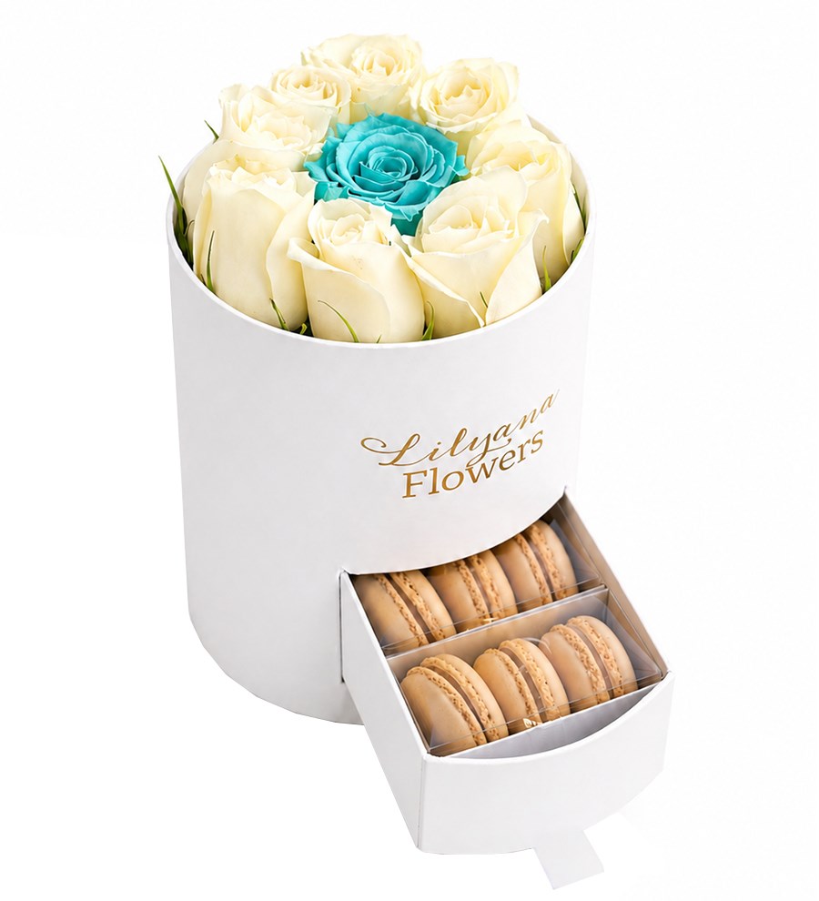 Yuvarlak Küçük Beyaz Kutuda Macaronlu Beyaz Gül ve Solmayan Mint Yeşili Gül