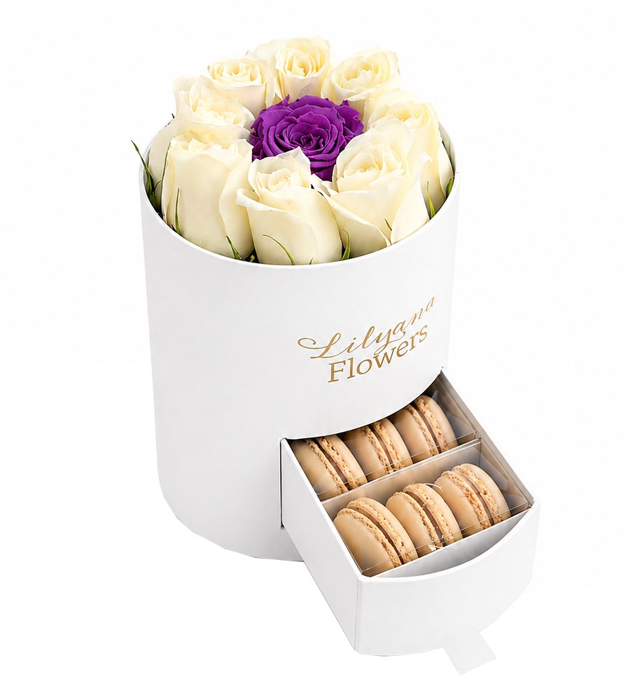 Yuvarlak Küçük Beyaz Kutuda Macaronlu Beyaz Gül ve Solmayan Mor Gül