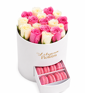 Lilyana Flowers - Yuvarlak Büyük Beyaz Kutuda Macaronlu  Pembe Beyaz Gül