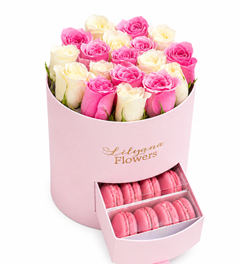 Lilyana Flowers - Yuvarlak Büyük Pembe Kutuda Macaronlu Pembe Beyaz Gül