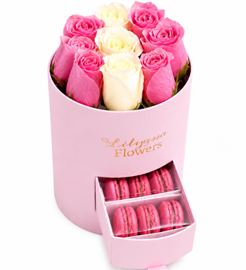 Lilyana Flowers - Yuvarlak Küçük Pembe Kutuda Macaronlu Pembe Beyaz Gül