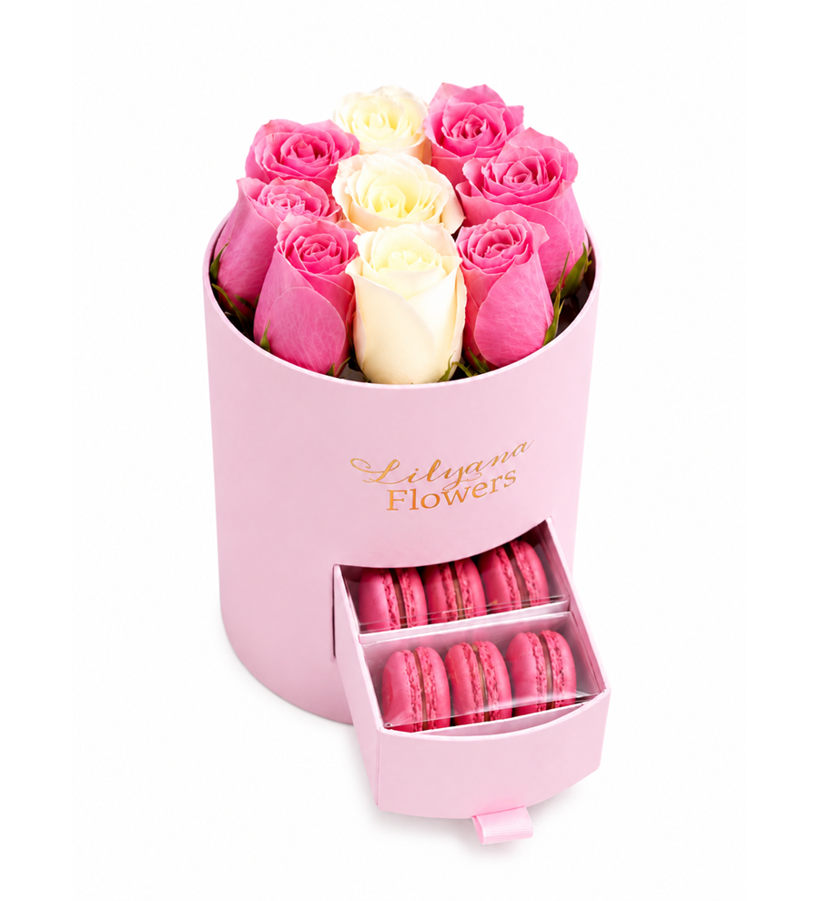 Yuvarlak Küçük Pembe Kutuda Macaronlu Pembe Beyaz Gül