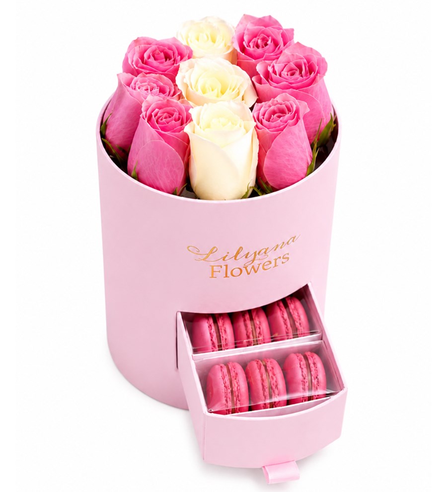 Yuvarlak Küçük Pembe Kutuda Macaronlu Pembe Beyaz Gül