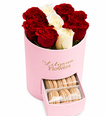 Lilyana Flowers - Yuvarlak Küçük Pembe Kutuda Macaronlu Kırmızı Beyaz Gül