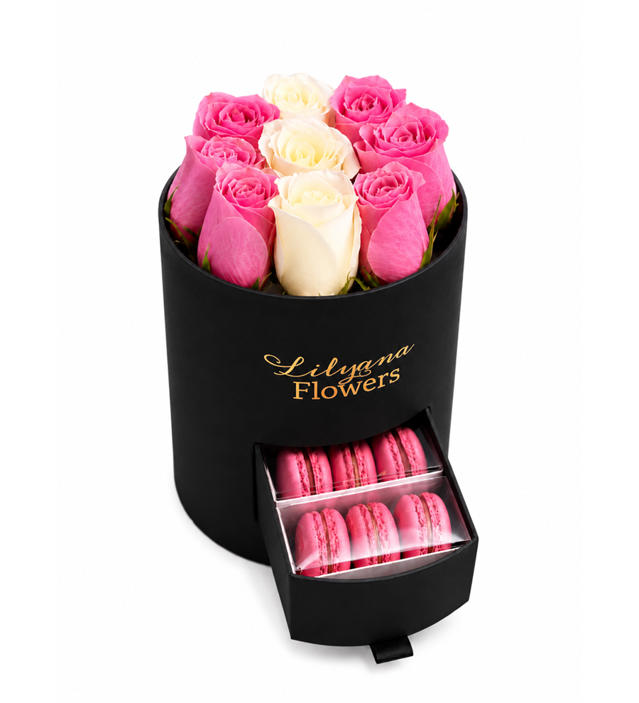 Yuvarlak Küçük Siyah Kutuda Macaronlu Pembe Beyaz Gül