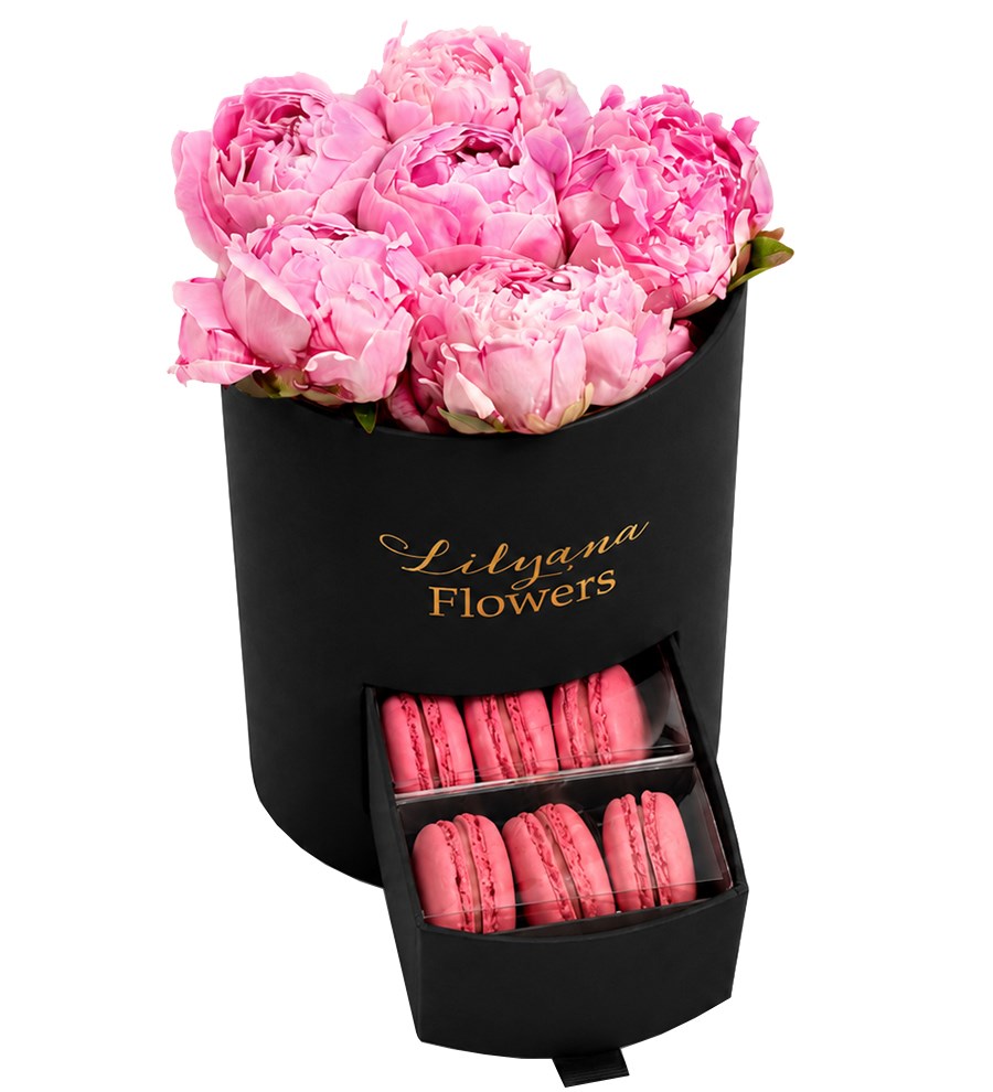 Yuvarlak Küçük Siyah Kutuda Macaronlu Pembe Şakayık