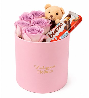 Lilyana Flowers - Yuvarlak Pembe Kutuda Ayıcıklı Çikolatalı Lila Gül
