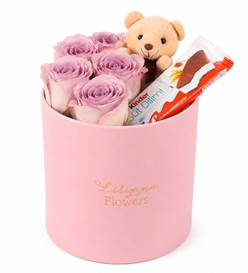 Lilyana Flowers - Yuvarlak Pembe Kutuda Ayıcıklı Kinderli Lila Gül