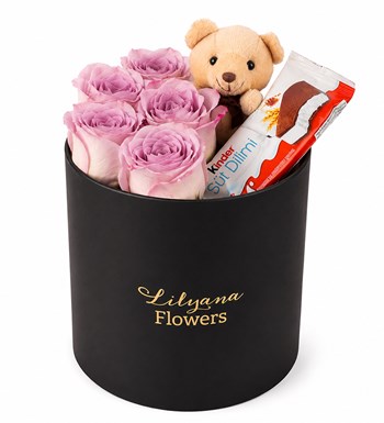 Lilyana Flowers - Yuvarlak Siyah Kutuda Ayıcıklı Kinderli Lila Gül